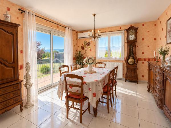 Découvrez cette maison familiale d’environ 165 m² habitables, implantée sur un terrain clos et arboré d’environ 3 400 m², offrant de beaux volumes et surtout de nombreuses possibilités d’évolution.
Au rez-de-chaussée, une grande entrée dessert deux chambres, un salon d’environ 18 m², une salle d’eau et un WC indépendant.
À l’étage, vous trouverez deux chambres, un bureau pouvant faire office de cinquième chambre, une cuisine ainsi qu’une grande pièce de vie ouverte salon/salle à manger donnant directement sur la terrasse. Une salle de bains complète ce niveau.
Les combles aménageables offrent encore un potentiel supplémentaire.
La maison dispose également d’un garage intégré avec espace atelier, accessible depuis l’habitation, ainsi que d’une cave.
À l’extérieur, vous profiterez d’un terrain clos et arboré accueillant un espace loisirs avec piscine, cuisine d’été, terrain de pétanque et dépendance.
Un emplacement particulièrement intéressant : la propriété bénéficie d’un accès rapide à l’autoroute, tout en étant préservée de ses nuisances. Cette proximité constitue un véritable avantage pour les déplacements quotidiens mais également dans le cadre d’un projet professionnel ou d’un éventuel changement de destination.
Autre atout majeur : l’intégralité de la parcelle d’environ 3 400 m² est située en zone urbaine, ouvrant de nombreuses perspectives, sous réserve des règles d’urbanisme et des autorisations nécessaires : construction(s) supplémentaire(s), activité médicale ou paramédicale, professions libérales, bureaux, restauration ou autres projets compatibles avec le PLU.
Une propriété rare par la combinaison de ses 165 m² habitables, son grand terrain, ses équipements et son potentiel de développement, aussi adaptée à un projet familial qu’à un projet professionnel.