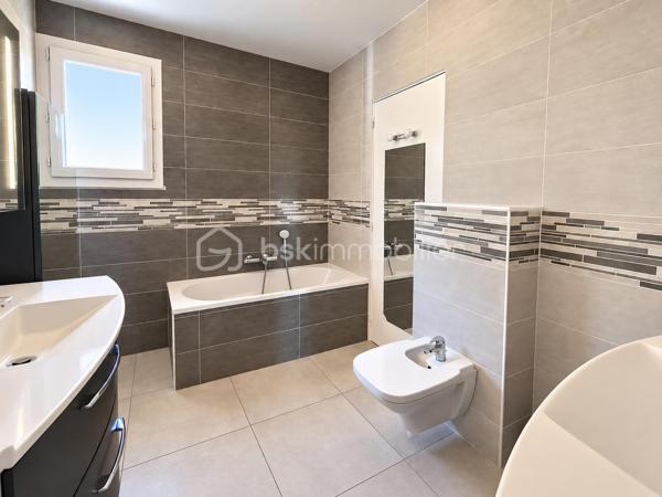 Découvrez cette maison familiale d’environ 165 m² habitables, implantée sur un terrain clos et arboré d’environ 3 400 m², offrant de beaux volumes et surtout de nombreuses possibilités d’évolution.
Au rez-de-chaussée, une grande entrée dessert deux chambres, un salon d’environ 18 m², une salle d’eau et un WC indépendant.
À l’étage, vous trouverez deux chambres, un bureau pouvant faire office de cinquième chambre, une cuisine ainsi qu’une grande pièce de vie ouverte salon/salle à manger donnant directement sur la terrasse. Une salle de bains complète ce niveau.
Les combles aménageables offrent encore un potentiel supplémentaire.
La maison dispose également d’un garage intégré avec espace atelier, accessible depuis l’habitation, ainsi que d’une cave.
À l’extérieur, vous profiterez d’un terrain clos et arboré accueillant un espace loisirs avec piscine, cuisine d’été, terrain de pétanque et dépendance.
Un emplacement particulièrement intéressant : la propriété bénéficie d’un accès rapide à l’autoroute, tout en étant préservée de ses nuisances. Cette proximité constitue un véritable avantage pour les déplacements quotidiens mais également dans le cadre d’un projet professionnel ou d’un éventuel changement de destination.
Autre atout majeur : l’intégralité de la parcelle d’environ 3 400 m² est située en zone urbaine, ouvrant de nombreuses perspectives, sous réserve des règles d’urbanisme et des autorisations nécessaires : construction(s) supplémentaire(s), activité médicale ou paramédicale, professions libérales, bureaux, restauration ou autres projets compatibles avec le PLU.
Une propriété rare par la combinaison de ses 165 m² habitables, son grand terrain, ses équipements et son potentiel de développement, aussi adaptée à un projet familial qu’à un projet professionnel.