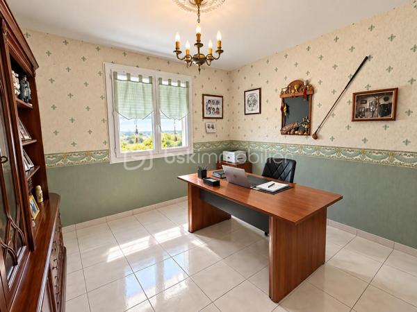 Découvrez cette maison familiale d’environ 165 m² habitables, implantée sur un terrain clos et arboré d’environ 3 400 m², offrant de beaux volumes et surtout de nombreuses possibilités d’évolution.
Au rez-de-chaussée, une grande entrée dessert deux chambres, un salon d’environ 18 m², une salle d’eau et un WC indépendant.
À l’étage, vous trouverez deux chambres, un bureau pouvant faire office de cinquième chambre, une cuisine ainsi qu’une grande pièce de vie ouverte salon/salle à manger donnant directement sur la terrasse. Une salle de bains complète ce niveau.
Les combles aménageables offrent encore un potentiel supplémentaire.
La maison dispose également d’un garage intégré avec espace atelier, accessible depuis l’habitation, ainsi que d’une cave.
À l’extérieur, vous profiterez d’un terrain clos et arboré accueillant un espace loisirs avec piscine, cuisine d’été, terrain de pétanque et dépendance.
Un emplacement particulièrement intéressant : la propriété bénéficie d’un accès rapide à l’autoroute, tout en étant préservée de ses nuisances. Cette proximité constitue un véritable avantage pour les déplacements quotidiens mais également dans le cadre d’un projet professionnel ou d’un éventuel changement de destination.
Autre atout majeur : l’intégralité de la parcelle d’environ 3 400 m² est située en zone urbaine, ouvrant de nombreuses perspectives, sous réserve des règles d’urbanisme et des autorisations nécessaires : construction(s) supplémentaire(s), activité médicale ou paramédicale, professions libérales, bureaux, restauration ou autres projets compatibles avec le PLU.
Une propriété rare par la combinaison de ses 165 m² habitables, son grand terrain, ses équipements et son potentiel de développement, aussi adaptée à un projet familial qu’à un projet professionnel.
