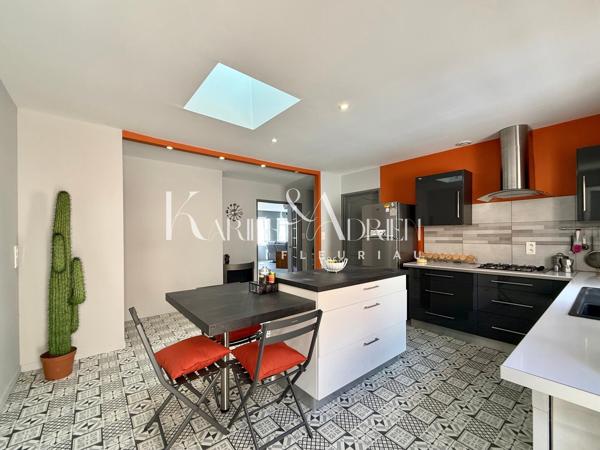 Maison de ville avec grand garage, ascenseur, 4 chambres, jardin et terrasse