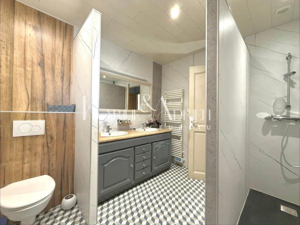 Maison de ville avec grand garage, ascenseur, 4 chambres, jardin et terrasse
