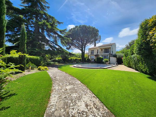 BAISSE DE PRIX SUR EXCLUSIVITE A SAINT SATURNIN LES AVIGNON - MAISON TRADITIONNELLE AVEC VUE PISCINE 3 GARAGES SUR UN TERRAIN DE 1500 M²