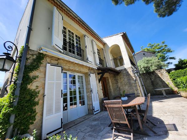 BAISSE DE PRIX SUR EXCLUSIVITE A SAINT SATURNIN LES AVIGNON - MAISON TRADITIONNELLE AVEC VUE PISCINE 3 GARAGES SUR UN TERRAIN DE 1500 M²