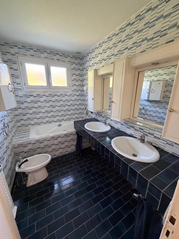 a louer, charmante maison avec garage