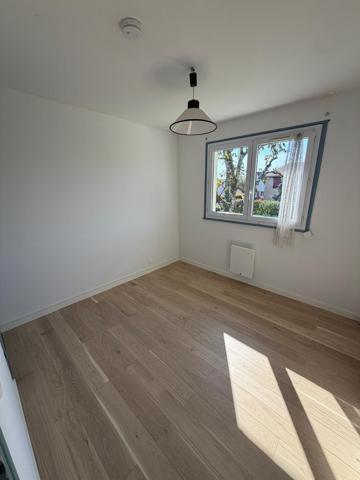 a louer, charmante maison avec garage