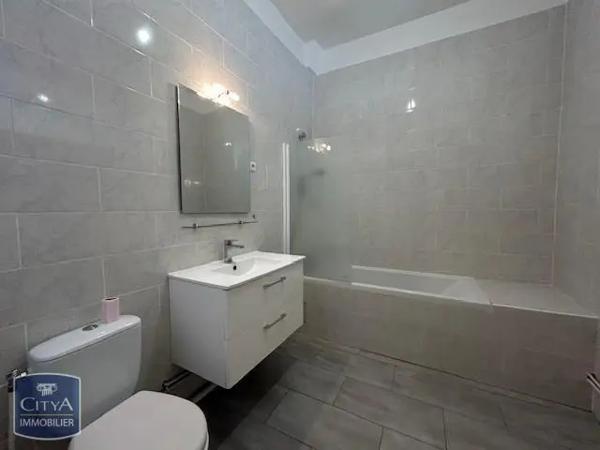 Appartement à louer 6 pièces 151.96m²