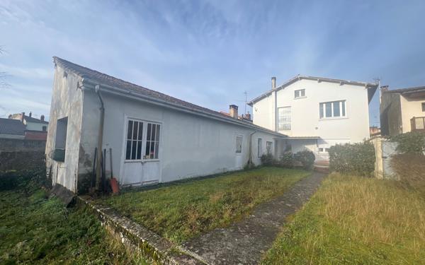 Immeuble à vendre    3 pièces •  Roquefort