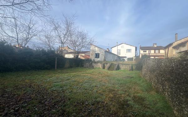 Immeuble à vendre    3 pièces •  Roquefort