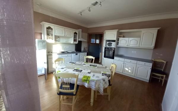 Immeuble à vendre    3 pièces •  Roquefort