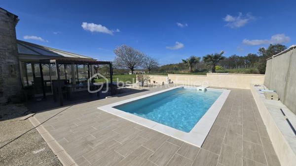 Belle maison en pierre avec piscine, véranda et dépendances sur la commune de Saint Bonnet Sur Gironde avec vue sur l'estuaire.

Cette maison de 172m2 comprend au rez-de-chaussée une entrée en pierre donnant sur 2 chambres, une buanderie (avec accès à la première dépendance) et de l'autre coté, une salle à manger, une salle d'eau, un cellier, un salon et une belle véranda avec cuisine dinatoire. 
A l'étage, vous trouverez une grande mezzanine et une suite parentale.

La véranda donne sur une belle terrasse avec sa piscine creusée. Derrière, un batiment vous permettra de créer une cuisine d'été. 

Coté dépendances, un double garage de 51m2 avec une hauteur parfaite pour un camping car et un atelier de 44m2 vous permettront de donner libre cours à vos envies.

Le chauffage de la maison est assuré par une cheminée à insert, une PAC air air et des radiateurs électriques.