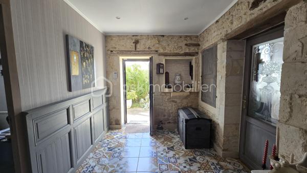 Belle maison en pierre avec piscine, véranda et dépendances sur la commune de Saint Bonnet Sur Gironde avec vue sur l'estuaire.

Cette maison de 172m2 comprend au rez-de-chaussée une entrée en pierre donnant sur 2 chambres, une buanderie (avec accès à la première dépendance) et de l'autre coté, une salle à manger, une salle d'eau, un cellier, un salon et une belle véranda avec cuisine dinatoire. 
A l'étage, vous trouverez une grande mezzanine et une suite parentale.

La véranda donne sur une belle terrasse avec sa piscine creusée. Derrière, un batiment vous permettra de créer une cuisine d'été. 

Coté dépendances, un double garage de 51m2 avec une hauteur parfaite pour un camping car et un atelier de 44m2 vous permettront de donner libre cours à vos envies.

Le chauffage de la maison est assuré par une cheminée à insert, une PAC air air et des radiateurs électriques.