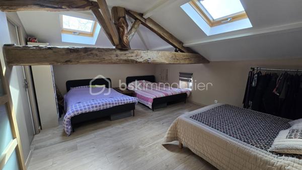 Belle maison en pierre avec piscine, véranda et dépendances sur la commune de Saint Bonnet Sur Gironde avec vue sur l'estuaire.

Cette maison de 172m2 comprend au rez-de-chaussée une entrée en pierre donnant sur 2 chambres, une buanderie (avec accès à la première dépendance) et de l'autre coté, une salle à manger, une salle d'eau, un cellier, un salon et une belle véranda avec cuisine dinatoire. 
A l'étage, vous trouverez une grande mezzanine et une suite parentale.

La véranda donne sur une belle terrasse avec sa piscine creusée. Derrière, un batiment vous permettra de créer une cuisine d'été. 

Coté dépendances, un double garage de 51m2 avec une hauteur parfaite pour un camping car et un atelier de 44m2 vous permettront de donner libre cours à vos envies.

Le chauffage de la maison est assuré par une cheminée à insert, une PAC air air et des radiateurs électriques.