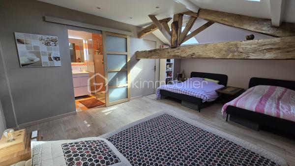 Belle maison en pierre avec piscine, véranda et dépendances sur la commune de Saint Bonnet Sur Gironde avec vue sur l'estuaire.

Cette maison de 172m2 comprend au rez-de-chaussée une entrée en pierre donnant sur 2 chambres, une buanderie (avec accès à la première dépendance) et de l'autre coté, une salle à manger, une salle d'eau, un cellier, un salon et une belle véranda avec cuisine dinatoire. 
A l'étage, vous trouverez une grande mezzanine et une suite parentale.

La véranda donne sur une belle terrasse avec sa piscine creusée. Derrière, un batiment vous permettra de créer une cuisine d'été. 

Coté dépendances, un double garage de 51m2 avec une hauteur parfaite pour un camping car et un atelier de 44m2 vous permettront de donner libre cours à vos envies.

Le chauffage de la maison est assuré par une cheminée à insert, une PAC air air et des radiateurs électriques.