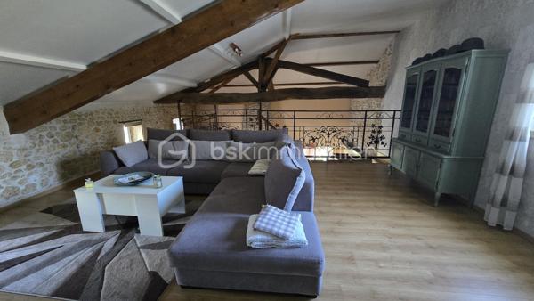 Belle maison en pierre avec piscine, véranda et dépendances sur la commune de Saint Bonnet Sur Gironde avec vue sur l'estuaire.

Cette maison de 172m2 comprend au rez-de-chaussée une entrée en pierre donnant sur 2 chambres, une buanderie (avec accès à la première dépendance) et de l'autre coté, une salle à manger, une salle d'eau, un cellier, un salon et une belle véranda avec cuisine dinatoire. 
A l'étage, vous trouverez une grande mezzanine et une suite parentale.

La véranda donne sur une belle terrasse avec sa piscine creusée. Derrière, un batiment vous permettra de créer une cuisine d'été. 

Coté dépendances, un double garage de 51m2 avec une hauteur parfaite pour un camping car et un atelier de 44m2 vous permettront de donner libre cours à vos envies.

Le chauffage de la maison est assuré par une cheminée à insert, une PAC air air et des radiateurs électriques.