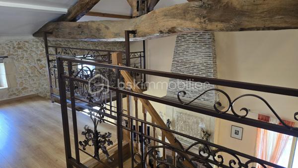 Belle maison en pierre avec piscine, véranda et dépendances sur la commune de Saint Bonnet Sur Gironde avec vue sur l'estuaire.

Cette maison de 172m2 comprend au rez-de-chaussée une entrée en pierre donnant sur 2 chambres, une buanderie (avec accès à la première dépendance) et de l'autre coté, une salle à manger, une salle d'eau, un cellier, un salon et une belle véranda avec cuisine dinatoire. 
A l'étage, vous trouverez une grande mezzanine et une suite parentale.

La véranda donne sur une belle terrasse avec sa piscine creusée. Derrière, un batiment vous permettra de créer une cuisine d'été. 

Coté dépendances, un double garage de 51m2 avec une hauteur parfaite pour un camping car et un atelier de 44m2 vous permettront de donner libre cours à vos envies.

Le chauffage de la maison est assuré par une cheminée à insert, une PAC air air et des radiateurs électriques.