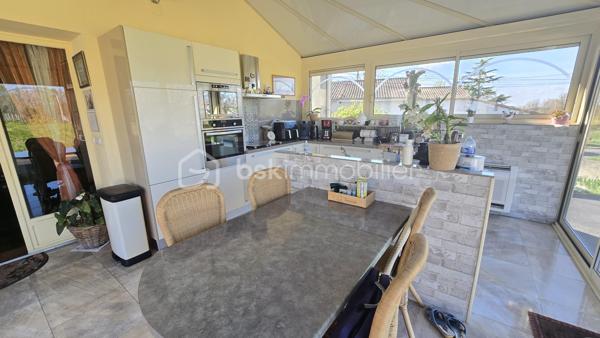 Belle maison en pierre avec piscine, véranda et dépendances sur la commune de Saint Bonnet Sur Gironde avec vue sur l'estuaire.

Cette maison de 172m2 comprend au rez-de-chaussée une entrée en pierre donnant sur 2 chambres, une buanderie (avec accès à la première dépendance) et de l'autre coté, une salle à manger, une salle d'eau, un cellier, un salon et une belle véranda avec cuisine dinatoire. 
A l'étage, vous trouverez une grande mezzanine et une suite parentale.

La véranda donne sur une belle terrasse avec sa piscine creusée. Derrière, un batiment vous permettra de créer une cuisine d'été. 

Coté dépendances, un double garage de 51m2 avec une hauteur parfaite pour un camping car et un atelier de 44m2 vous permettront de donner libre cours à vos envies.

Le chauffage de la maison est assuré par une cheminée à insert, une PAC air air et des radiateurs électriques.
