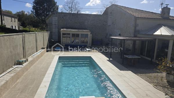 Belle maison en pierre avec piscine, véranda et dépendances sur la commune de Saint Bonnet Sur Gironde avec vue sur l'estuaire.

Cette maison de 172m2 comprend au rez-de-chaussée une entrée en pierre donnant sur 2 chambres, une buanderie (avec accès à la première dépendance) et de l'autre coté, une salle à manger, une salle d'eau, un cellier, un salon et une belle véranda avec cuisine dinatoire. 
A l'étage, vous trouverez une grande mezzanine et une suite parentale.

La véranda donne sur une belle terrasse avec sa piscine creusée. Derrière, un batiment vous permettra de créer une cuisine d'été. 

Coté dépendances, un double garage de 51m2 avec une hauteur parfaite pour un camping car et un atelier de 44m2 vous permettront de donner libre cours à vos envies.

Le chauffage de la maison est assuré par une cheminée à insert, une PAC air air et des radiateurs électriques.