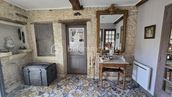 Belle maison en pierre avec piscine, véranda et dépendances sur la commune de Saint Bonnet Sur Gironde avec vue sur l'estuaire.

Cette maison de 172m2 comprend au rez-de-chaussée une entrée en pierre donnant sur 2 chambres, une buanderie (avec accès à la première dépendance) et de l'autre coté, une salle à manger, une salle d'eau, un cellier, un salon et une belle véranda avec cuisine dinatoire. 
A l'étage, vous trouverez une grande mezzanine et une suite parentale.

La véranda donne sur une belle terrasse avec sa piscine creusée. Derrière, un batiment vous permettra de créer une cuisine d'été. 

Coté dépendances, un double garage de 51m2 avec une hauteur parfaite pour un camping car et un atelier de 44m2 vous permettront de donner libre cours à vos envies.

Le chauffage de la maison est assuré par une cheminée à insert, une PAC air air et des radiateurs électriques.
