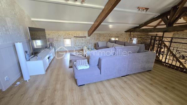 Belle maison en pierre avec piscine, véranda et dépendances sur la commune de Saint Bonnet Sur Gironde avec vue sur l'estuaire.

Cette maison de 172m2 comprend au rez-de-chaussée une entrée en pierre donnant sur 2 chambres, une buanderie (avec accès à la première dépendance) et de l'autre coté, une salle à manger, une salle d'eau, un cellier, un salon et une belle véranda avec cuisine dinatoire. 
A l'étage, vous trouverez une grande mezzanine et une suite parentale.

La véranda donne sur une belle terrasse avec sa piscine creusée. Derrière, un batiment vous permettra de créer une cuisine d'été. 

Coté dépendances, un double garage de 51m2 avec une hauteur parfaite pour un camping car et un atelier de 44m2 vous permettront de donner libre cours à vos envies.

Le chauffage de la maison est assuré par une cheminée à insert, une PAC air air et des radiateurs électriques.