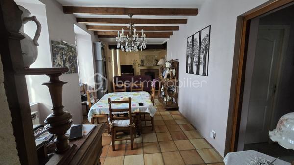 Belle maison en pierre avec piscine, véranda et dépendances sur la commune de Saint Bonnet Sur Gironde avec vue sur l'estuaire.

Cette maison de 172m2 comprend au rez-de-chaussée une entrée en pierre donnant sur 2 chambres, une buanderie (avec accès à la première dépendance) et de l'autre coté, une salle à manger, une salle d'eau, un cellier, un salon et une belle véranda avec cuisine dinatoire. 
A l'étage, vous trouverez une grande mezzanine et une suite parentale.

La véranda donne sur une belle terrasse avec sa piscine creusée. Derrière, un batiment vous permettra de créer une cuisine d'été. 

Coté dépendances, un double garage de 51m2 avec une hauteur parfaite pour un camping car et un atelier de 44m2 vous permettront de donner libre cours à vos envies.

Le chauffage de la maison est assuré par une cheminée à insert, une PAC air air et des radiateurs électriques.