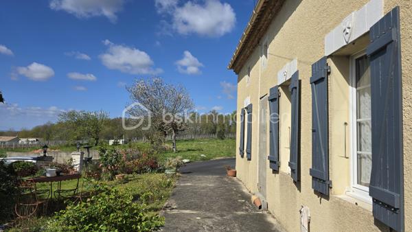 Belle maison en pierre avec piscine, véranda et dépendances sur la commune de Saint Bonnet Sur Gironde avec vue sur l'estuaire.

Cette maison de 172m2 comprend au rez-de-chaussée une entrée en pierre donnant sur 2 chambres, une buanderie (avec accès à la première dépendance) et de l'autre coté, une salle à manger, une salle d'eau, un cellier, un salon et une belle véranda avec cuisine dinatoire. 
A l'étage, vous trouverez une grande mezzanine et une suite parentale.

La véranda donne sur une belle terrasse avec sa piscine creusée. Derrière, un batiment vous permettra de créer une cuisine d'été. 

Coté dépendances, un double garage de 51m2 avec une hauteur parfaite pour un camping car et un atelier de 44m2 vous permettront de donner libre cours à vos envies.

Le chauffage de la maison est assuré par une cheminée à insert, une PAC air air et des radiateurs électriques.