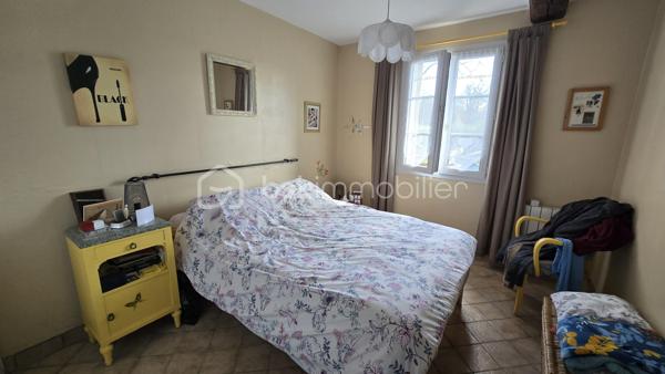 Belle maison en pierre avec piscine, véranda et dépendances sur la commune de Saint Bonnet Sur Gironde avec vue sur l'estuaire.

Cette maison de 172m2 comprend au rez-de-chaussée une entrée en pierre donnant sur 2 chambres, une buanderie (avec accès à la première dépendance) et de l'autre coté, une salle à manger, une salle d'eau, un cellier, un salon et une belle véranda avec cuisine dinatoire. 
A l'étage, vous trouverez une grande mezzanine et une suite parentale.

La véranda donne sur une belle terrasse avec sa piscine creusée. Derrière, un batiment vous permettra de créer une cuisine d'été. 

Coté dépendances, un double garage de 51m2 avec une hauteur parfaite pour un camping car et un atelier de 44m2 vous permettront de donner libre cours à vos envies.

Le chauffage de la maison est assuré par une cheminée à insert, une PAC air air et des radiateurs électriques.