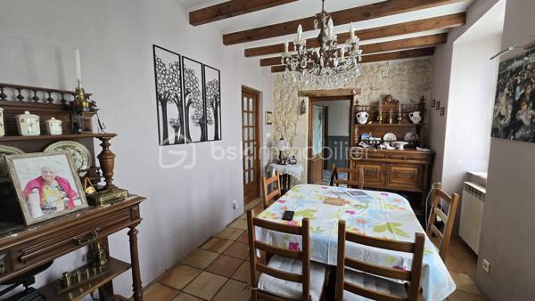 Belle maison en pierre avec piscine, véranda et dépendances sur la commune de Saint Bonnet Sur Gironde avec vue sur l'estuaire.

Cette maison de 172m2 comprend au rez-de-chaussée une entrée en pierre donnant sur 2 chambres, une buanderie (avec accès à la première dépendance) et de l'autre coté, une salle à manger, une salle d'eau, un cellier, un salon et une belle véranda avec cuisine dinatoire. 
A l'étage, vous trouverez une grande mezzanine et une suite parentale.

La véranda donne sur une belle terrasse avec sa piscine creusée. Derrière, un batiment vous permettra de créer une cuisine d'été. 

Coté dépendances, un double garage de 51m2 avec une hauteur parfaite pour un camping car et un atelier de 44m2 vous permettront de donner libre cours à vos envies.

Le chauffage de la maison est assuré par une cheminée à insert, une PAC air air et des radiateurs électriques.