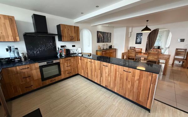 Maison à vendre    7 pièces •  Saint-Pierre