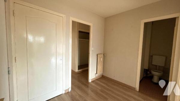 Situé à proximité du centre-ville de Châlons-en-Champagne, venez découvrir cet appartement de 9...