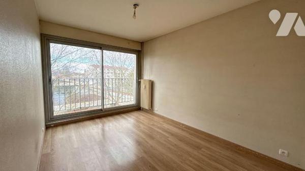 Situé à proximité du centre-ville de Châlons-en-Champagne, venez découvrir cet appartement de 9...