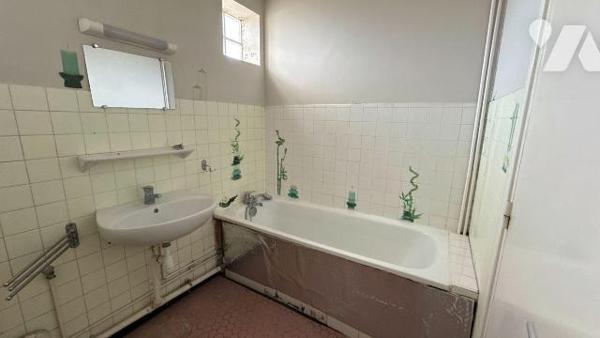 Situé à proximité du centre-ville de Châlons-en-Champagne, venez découvrir cet appartement de 9...