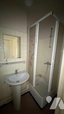 Situé à proximité du centre-ville de Châlons-en-Champagne, venez découvrir cet appartement de 9...