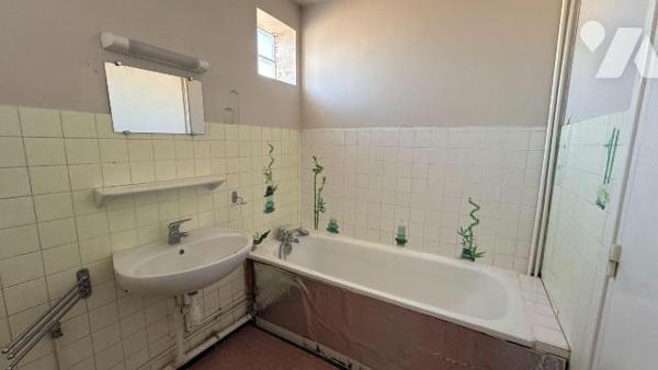 Situé à proximité du centre-ville de Châlons-en-Champagne, venez découvrir cet appartement de 9...