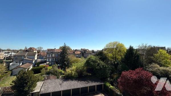 Situé à proximité du centre-ville de Châlons-en-Champagne, venez découvrir cet appartement de 9...