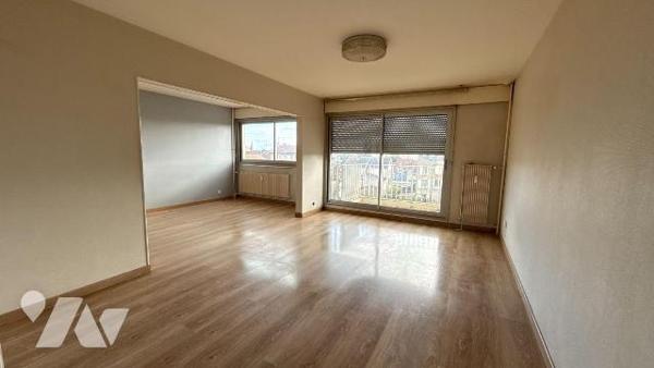 Situé à proximité du centre-ville de Châlons-en-Champagne, venez découvrir cet appartement de 9...