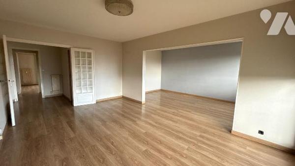 Situé à proximité du centre-ville de Châlons-en-Champagne, venez découvrir cet appartement de 9...