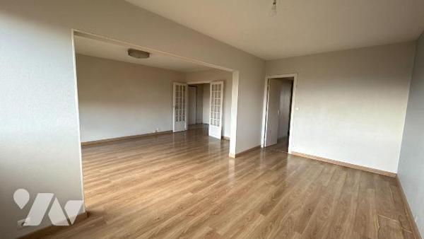 Situé à proximité du centre-ville de Châlons-en-Champagne, venez découvrir cet appartement de 9...