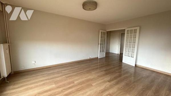 Situé à proximité du centre-ville de Châlons-en-Champagne, venez découvrir cet appartement de 9...