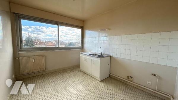 Situé à proximité du centre-ville de Châlons-en-Champagne, venez découvrir cet appartement de 9...