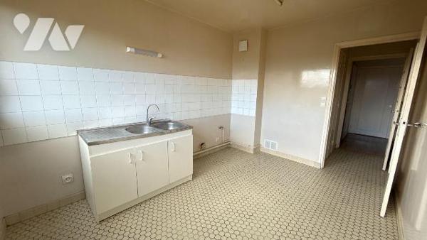 Situé à proximité du centre-ville de Châlons-en-Champagne, venez découvrir cet appartement de 9...
