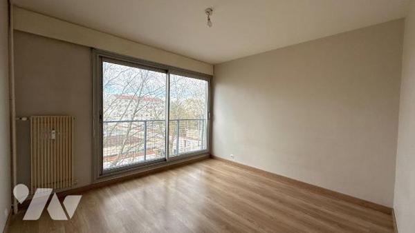 Situé à proximité du centre-ville de Châlons-en-Champagne, venez découvrir cet appartement de 9...