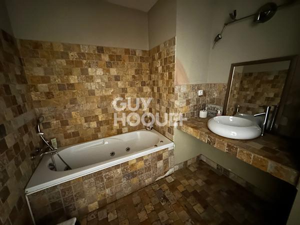 CARCASSONNE - Grande maison de ville avec cour et garage