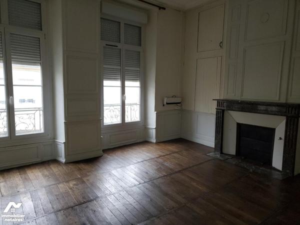 Immeuble composé de 7 appartements et un local commercial d'environ 412m².