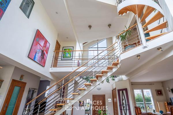 Maison d’architecte avec jardin et terrasse – proche mairie des Lilas