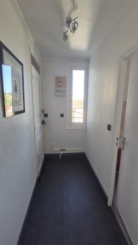Appartement T2 / place de stationnement et greniers.