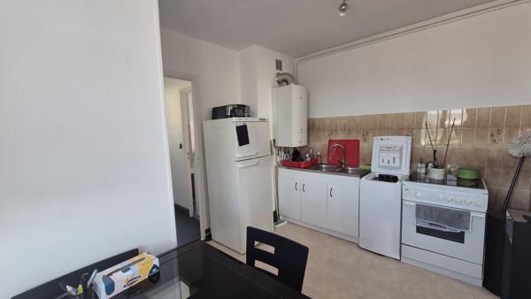 Appartement T2 / place de stationnement et greniers.