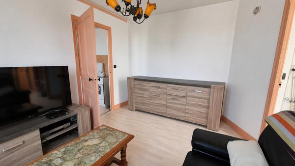 Appartement T2 / place de stationnement et greniers.