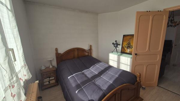 Appartement T2 / place de stationnement et greniers.