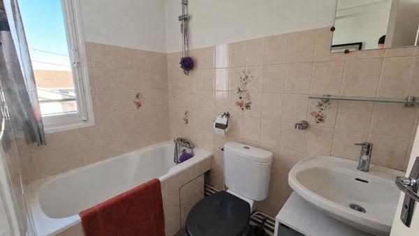 Appartement T2 / place de stationnement et greniers.