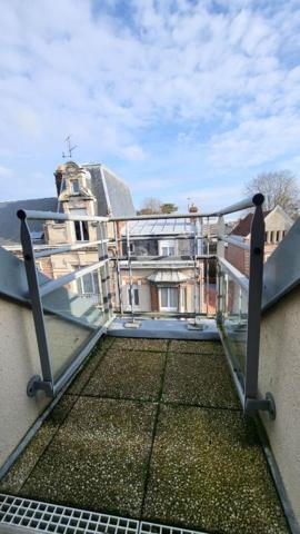 Appartement standing 4 chambres, terrasse dans résidence sécurisée